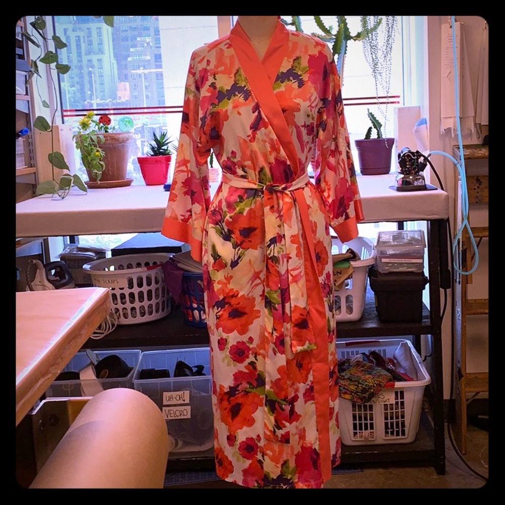 Gorgeous pink floral pink Natori Robe!